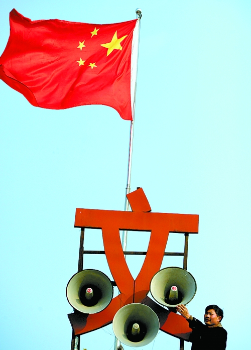 11月15日，新蔡縣磚店鎮(zhèn)黨員劉新峰在村口架起三個大喇叭，向群眾及時宣傳十八大精神。