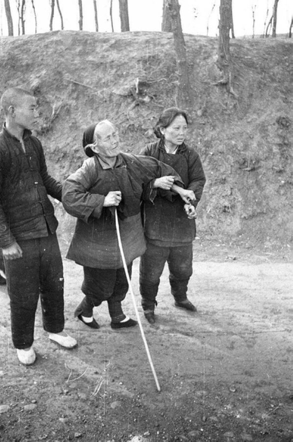 災(zāi)民，看到左側(cè)年輕人的白鞋，應(yīng)該是剛死去親人