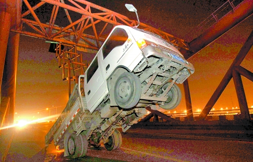 　車上升降機(jī)的工作臺(tái)被卡，車身前部高高翹起。