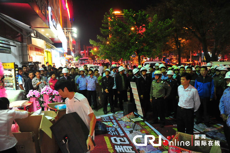 　2012年12月26日晚，海南省三亞市，三亞市綜合行政執(zhí)法局河西大隊(duì)近百名城管上街執(zhí)法。