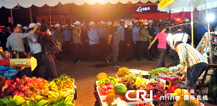 2012年12月26日晚，海南省三亞市，三亞市綜合行政執(zhí)法局河西大隊(duì)近百名城管上街執(zhí)法。