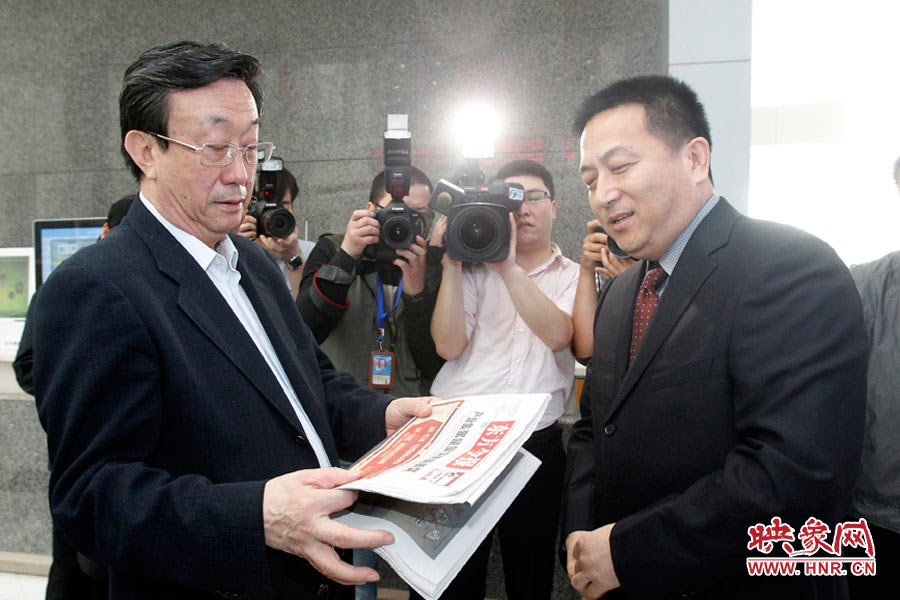 東方今報(bào)報(bào)社社長趙國平向河南省委書記、省人大常委會(huì)主任郭庚茂匯報(bào)東方今報(bào)的內(nèi)容、發(fā)行等情況 東方今報(bào)