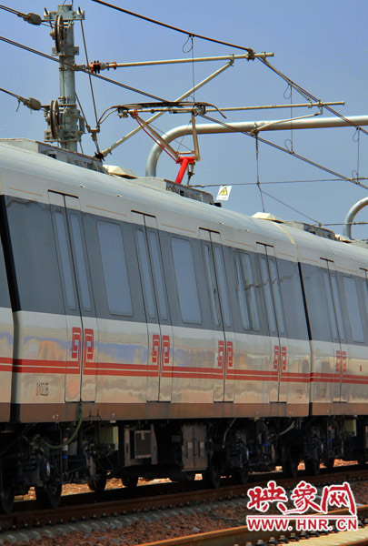 調(diào)試中的地鐵，電線已經(jīng)抬起充電