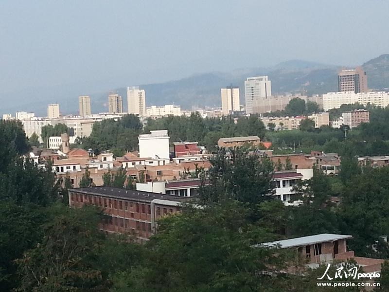 圖為盧氏縣委的土坯辦公房在高樓林立的縣城很不起眼。圖片來源：人民網(wǎng)