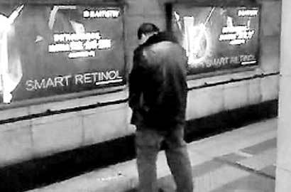 男子在地鐵站內(nèi)撒尿 完事后淡定離開(kāi) 男子在地鐵站內(nèi)撒尿 完事后淡定離開(kāi)