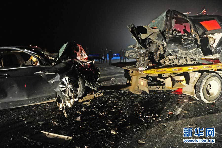 2013年1月9日，合肥，事故現(xiàn)場，兩輛受損車輛已經(jīng)全部變形