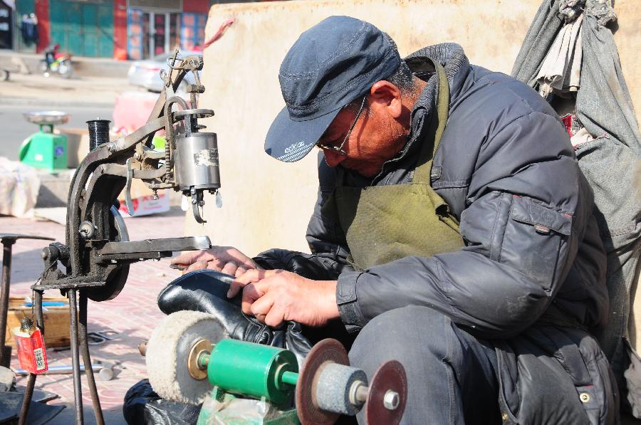 （中國網(wǎng)事·感動(dòng)2013·圖文互動(dòng)）（1）“半價(jià)鞋匠”27年不間斷微助貧寒學(xué)子