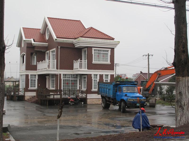 上海浦東一副區(qū)長“2600平方米豪宅”圍墻被拆 上海浦東一副區(qū)長“2600平方米豪宅”圍墻被拆