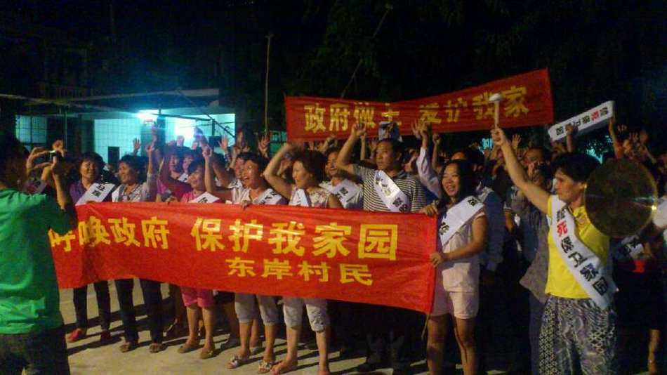 網(wǎng)曝海南三亞暴力強拆 村民下跪求情 網(wǎng)曝海南三亞暴力強拆 村民下跪求情