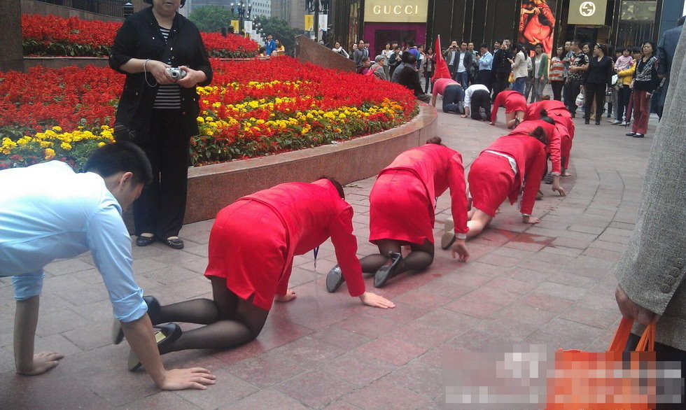 重慶一公司命員工爬行 稱為挑戰(zhàn)壓力 重慶一公司命員工爬行 稱為挑戰(zhàn)壓力