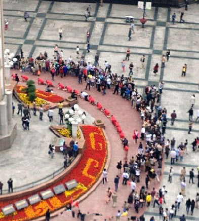 重慶一公司命員工爬行 稱為挑戰(zhàn)壓力 重慶一公司命員工爬行 稱為挑戰(zhàn)壓力