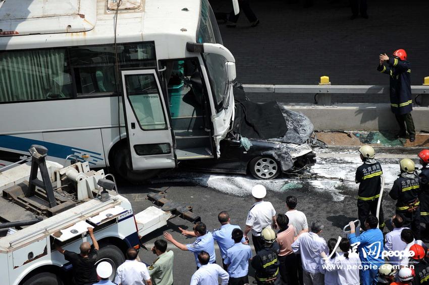北京大客車追尾碾壓奧迪司機被困車中。