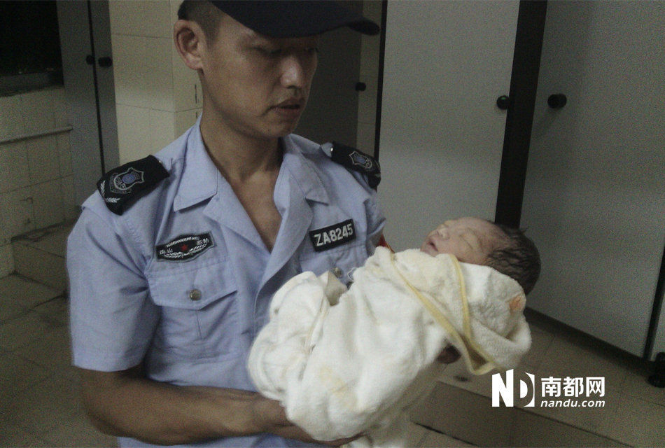 新生男嬰頭腳對(duì)折被棄公廁