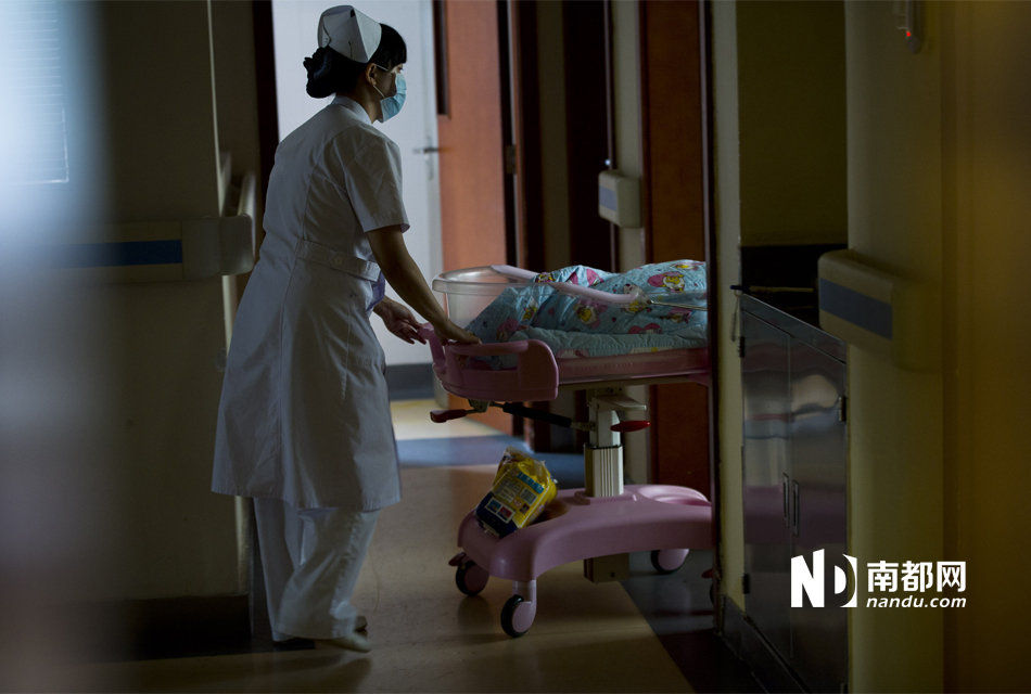 新生男嬰頭腳對(duì)折被棄公廁