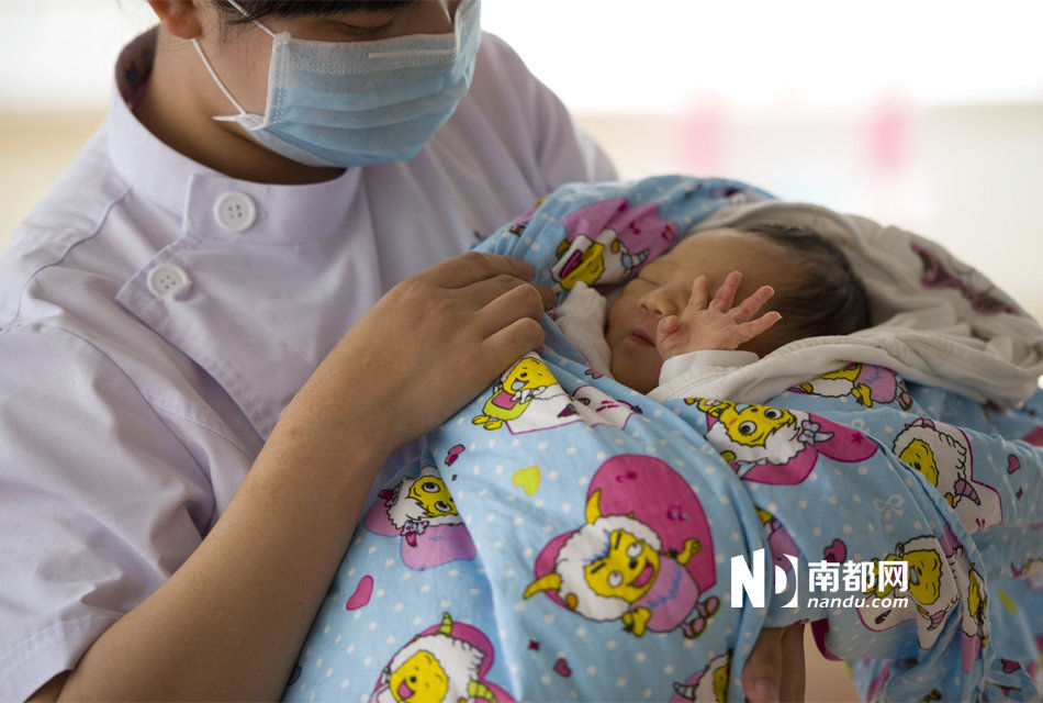 新生男嬰頭腳對(duì)折被棄公廁