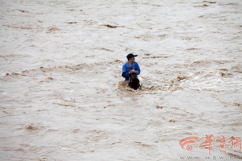 消防官兵試圖將救援的繩索扔到河中央，然而嘗試幾次都失敗。此時(shí)，河水已經(jīng)淹沒(méi)到四周，男子在一平方米的“