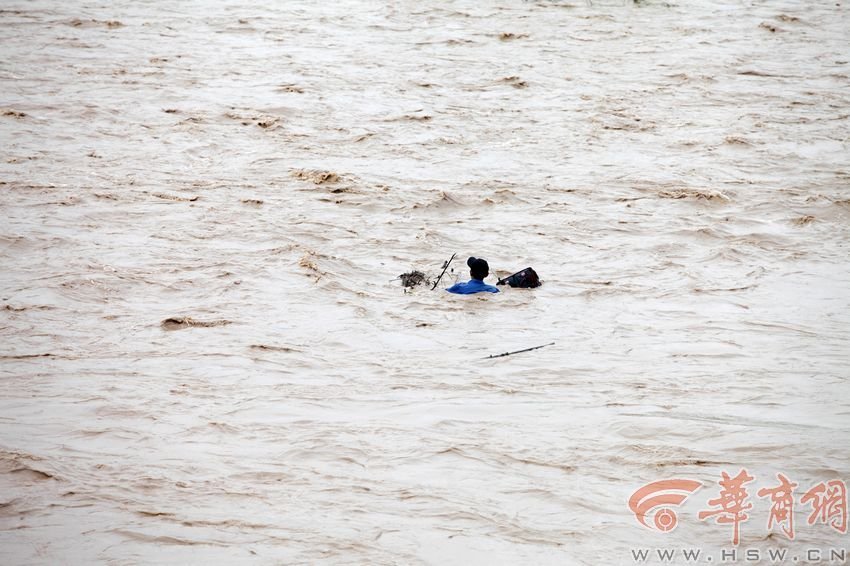 消防官兵試圖將救援的繩索扔到河中央，然而嘗試幾次都失敗。此時(shí)，河水已經(jīng)淹沒(méi)到四周，男子在一平方米的“