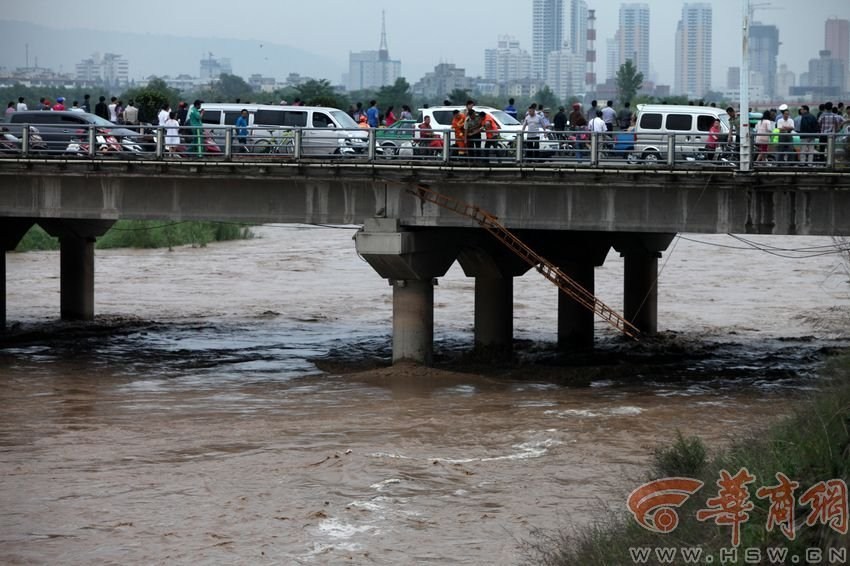 男子被洪水沖走。