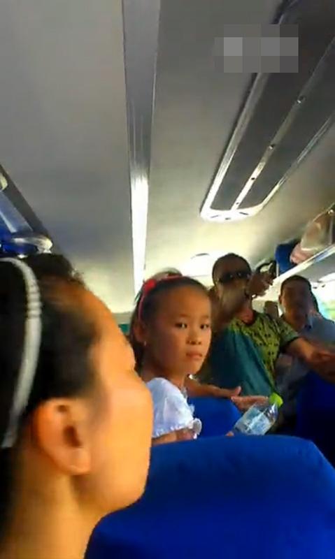 導(dǎo)游持刀逼購(gòu)物:“不買(mǎi)弄死你” 導(dǎo)游持刀逼購(gòu)物:“不買(mǎi)弄死你”