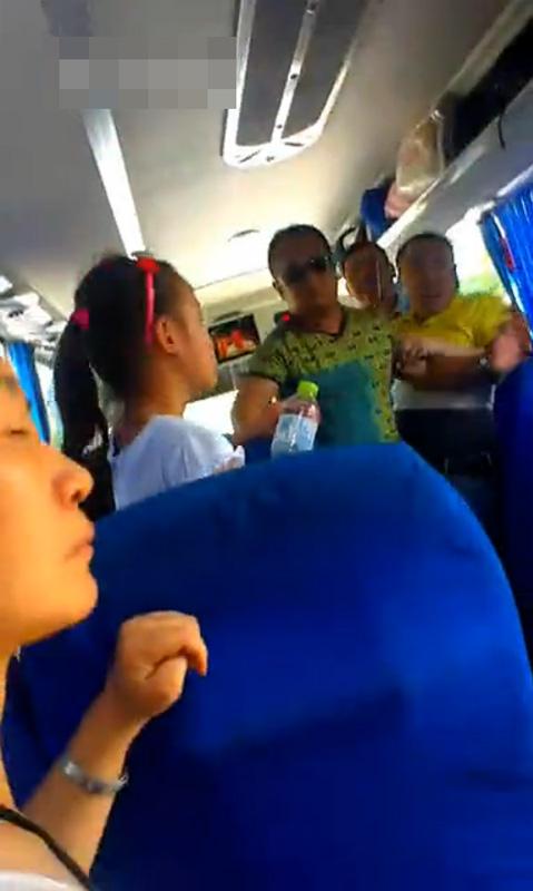 導(dǎo)游持刀逼購(gòu)物:“不買(mǎi)弄死你” 導(dǎo)游持刀逼購(gòu)物:“不買(mǎi)弄死你”