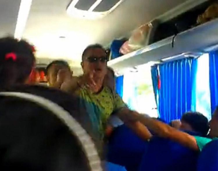 導(dǎo)游持刀逼購(gòu)物:“不買(mǎi)弄死你” 導(dǎo)游持刀逼購(gòu)物:“不買(mǎi)弄死你”