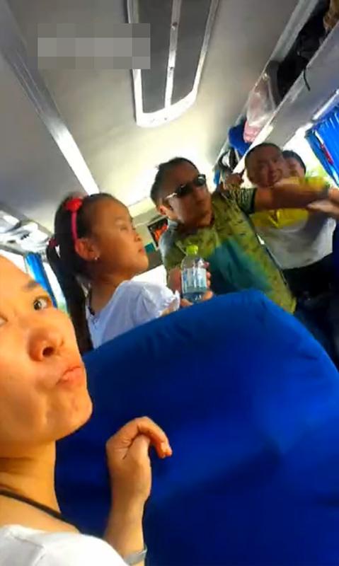 導(dǎo)游持刀逼購(gòu)物:“不買(mǎi)弄死你” 導(dǎo)游持刀逼購(gòu)物:“不買(mǎi)弄死你”