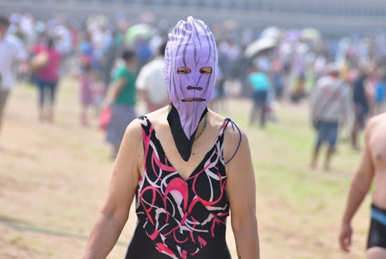 2013年7月3日，山東青島青島高溫來襲，“青島大媽”不懼滸苔，戴著“強盜面具”出現(xiàn)在海水浴場消暑降