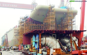 航母前部甲板在安裝。