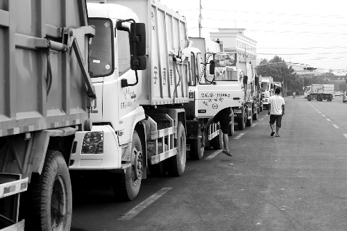 垃圾車排隊等著卸垃圾，有司機已等了四五個小時