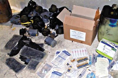 24日，敘利亞政府對(duì)外展示在大馬士革朱巴爾區(qū)破獲的反對(duì)派軍火庫中的化學(xué)制劑。新華社發(fā)