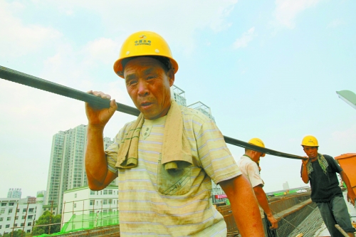 農(nóng)民工工作辛苦，權益理應有保障。