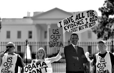 2日，反戰(zhàn)人士在白宮前高舉標語，抗議美國可能對敘動武。