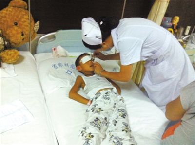 昨日傍晚，山西省眼科醫(yī)院醫(yī)生給斌斌點(diǎn)了兩次“眼藥水”。