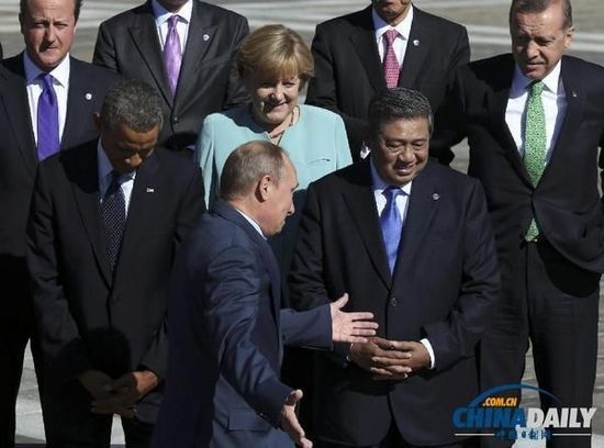 奧巴馬低頭不看普京，普京也閉眼做鬼臉并攤手表無奈。