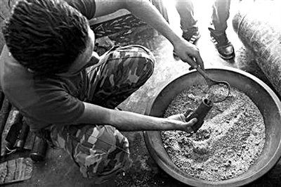 10日，敘反對派人員正在制作武器。