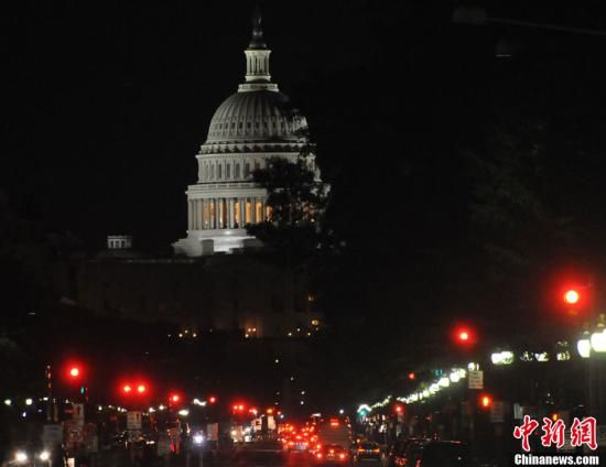 入夜后國會山前警燈一片，加強(qiáng)警戒。中新社發(fā) 德永健 攝