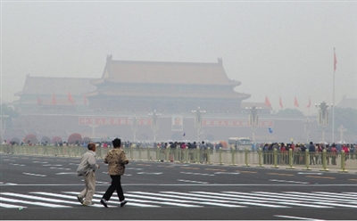 9月29日，游客行走在天安門廣場西側路上，當日霧霾嚴重。