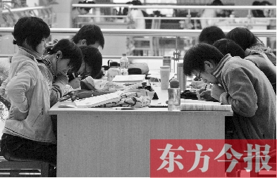 專家認(rèn)為，內(nèi)地高校對(duì)學(xué)生創(chuàng)造性、自主性的培養(yǎng)不及港校