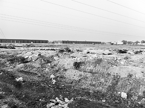 兩年半時(shí)間里，空曠的院子里，只有北側(cè)建成了兩棟空空的廠(chǎng)房。