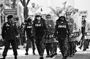 泰警察出動(dòng)。