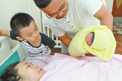 一家四口其樂融融，但二孩證卻讓男主人操心。