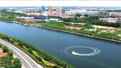 清澈的運河水及兩岸綠色。