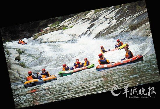 　　湖北紅安縣,游客在對(duì)天河漂流。