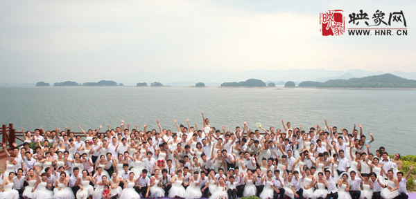 初夏喜宴八方客,千島笑迎粉佳人。
