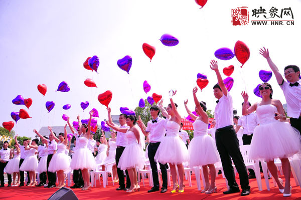 初夏喜宴八方客,千島笑迎粉佳人。