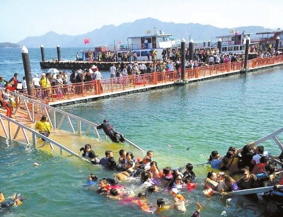 昨天，廬山西海景區(qū)過(guò)橋塌陷，致十?dāng)?shù)名游客落水。圖/東方IC