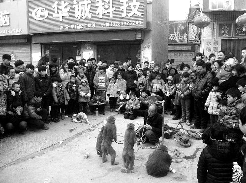 比春運更擠的地方是?？h廟會(組圖)