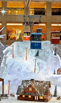 為了別出心裁,商場不惜花重金在商場里打造冰雪世界。