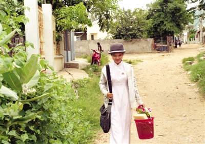 美奈漁村內(nèi),放學(xué)歸來的女學(xué)生。　拍者　談海敏