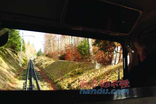 小火車一路向上，沖破云層，豁然開朗，乘客們的歡呼聲適時(shí)響起，一切漸入佳境。